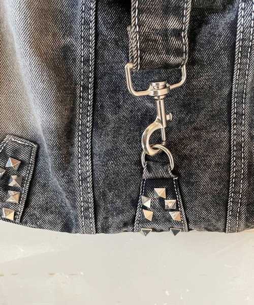 SPINNS（スピンズ）の「大容量クラッシュデニムショルダーバッグ/スタッズデザイン/2WAY対応（ショルダー・ハンド）（ショルダーバッグ・メンズ・ブラック・ONESIZE）」の5枚目の写真