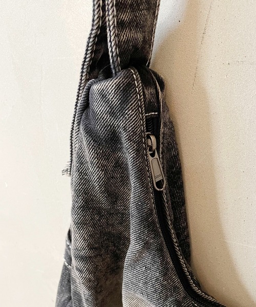 SPINNS（スピンズ）の「大容量クラッシュデニムショルダーバッグ/スタッズデザイン/2WAY対応（ショルダー・ハンド）（ショルダーバッグ・メンズ・ブラック・ONESIZE）」の7枚目の写真