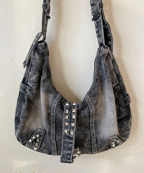 SPINNS（スピンズ）の「大容量クラッシュデニムショルダーバッグ/スタッズデザイン/2WAY対応（ショルダー・ハンド）（ショルダーバッグ・メンズ・ブラック・ONESIZE）」の9枚目の写真