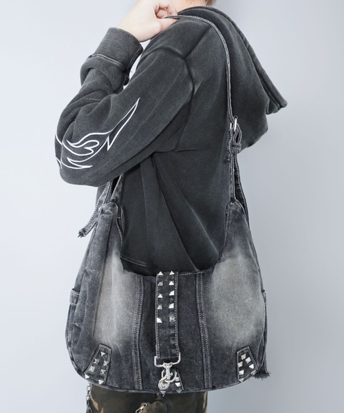 SPINNS（スピンズ）の「大容量クラッシュデニムショルダーバッグ/スタッズデザイン/2WAY対応（ショルダー・ハンド）（ショルダーバッグ・メンズ・ブラック・ONESIZE）」の10枚目の写真