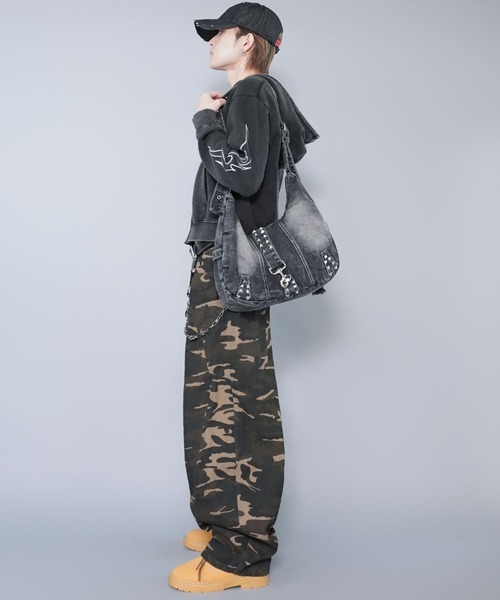 SPINNS（スピンズ）の「大容量クラッシュデニムショルダーバッグ/スタッズデザイン/2WAY対応（ショルダー・ハンド）（ショルダーバッグ・メンズ・ブラック・ONESIZE）」の14枚目の写真