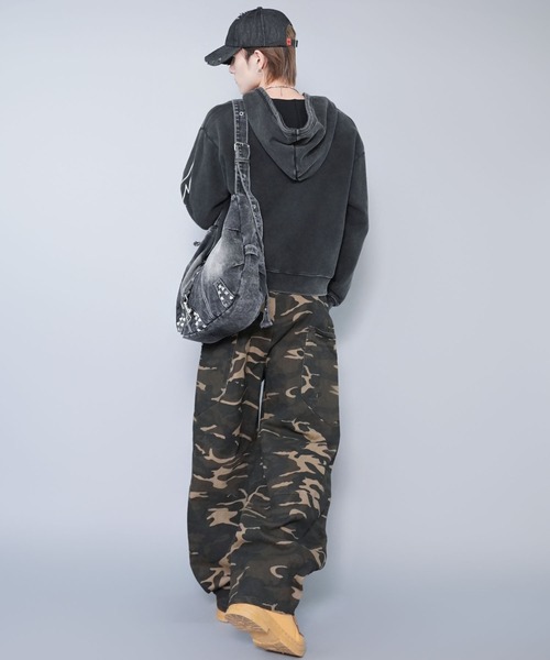 SPINNS（スピンズ）の「大容量クラッシュデニムショルダーバッグ/スタッズデザイン/2WAY対応（ショルダー・ハンド）（ショルダーバッグ・メンズ・ブラック・ONESIZE）」の15枚目の写真