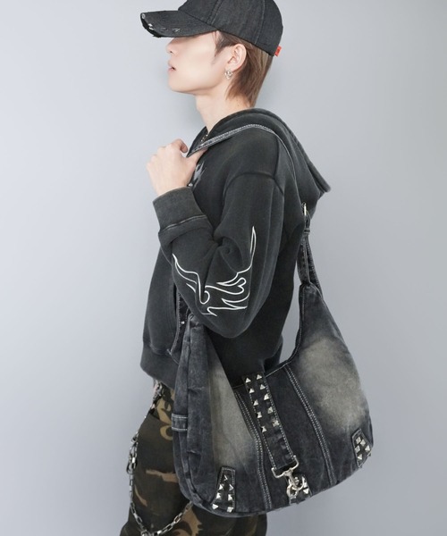 SPINNS（スピンズ）の「大容量クラッシュデニムショルダーバッグ/スタッズデザイン/2WAY対応（ショルダー・ハンド）（ショルダーバッグ・メンズ・ブラック・ONESIZE）」の11枚目の写真