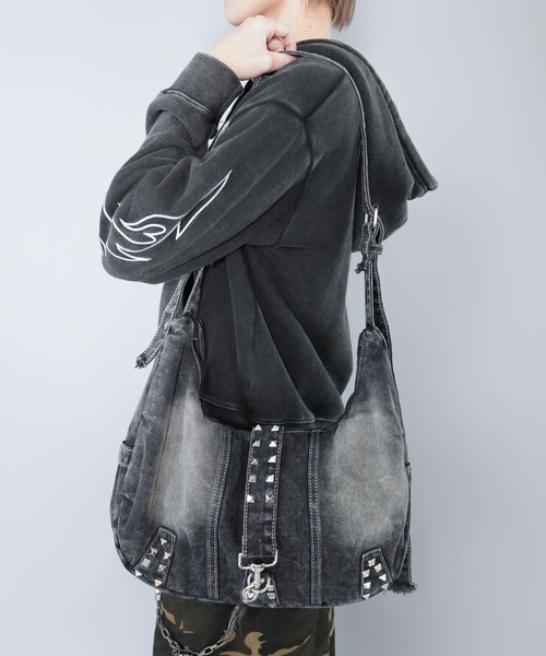 SPINNS（スピンズ）の「大容量クラッシュデニムショルダーバッグ/スタッズデザイン/2WAY対応（ショルダー・ハンド）（ショルダーバッグ・メンズ・ブラック・ONESIZE）」の12枚目の写真