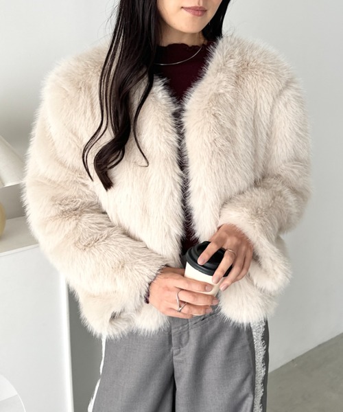 CLEA(クレア)の「ノーカラーショート丈フェイクファージャケット(ノーカラージャケット・レディース・ベージュ/ブラック/アイボリー/グレイッシュベージュ/グレー・FREE)」の10枚目の写真