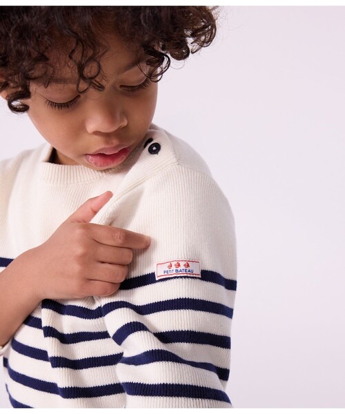 PETIT BATEAU(プチバトー)の「ニットプルオーバー(ニット/セーター・キッズ・ホワイト×ブルー・6YEAR/8YEAR/10YEAR/12YEAR)」の2枚目の写真