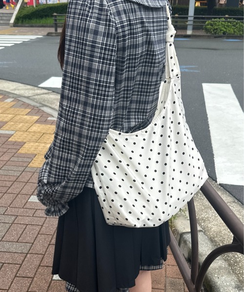 apres jour mignon(アプレジュールミニョン)の「multiway dots bag/マルチウェイドットバッグ(ハンドバッグ・レディース・ブラック/オフホワイト・ONESIZE)」の9枚目の写真
