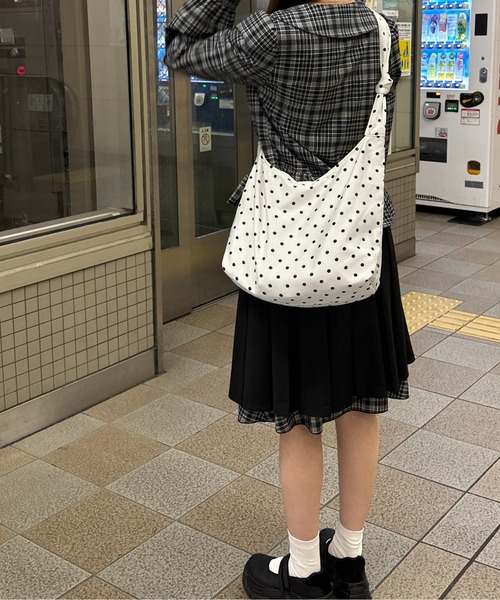 apres jour mignon(アプレジュールミニョン)の「multiway dots bag/マルチウェイドットバッグ(ハンドバッグ・レディース・ブラック/オフホワイト・ONESIZE)」の11枚目の写真