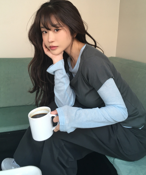 PLACE STUDIO(プレイススタジオ)の「オールインワンアシンメトリーダブル配色レイヤードロングスリーブTシャツセット_2COLOR(Tシャツ/カットソー・レディース・パープル/ブラック/チャコールグレー・FREE)」の2枚目の写真
