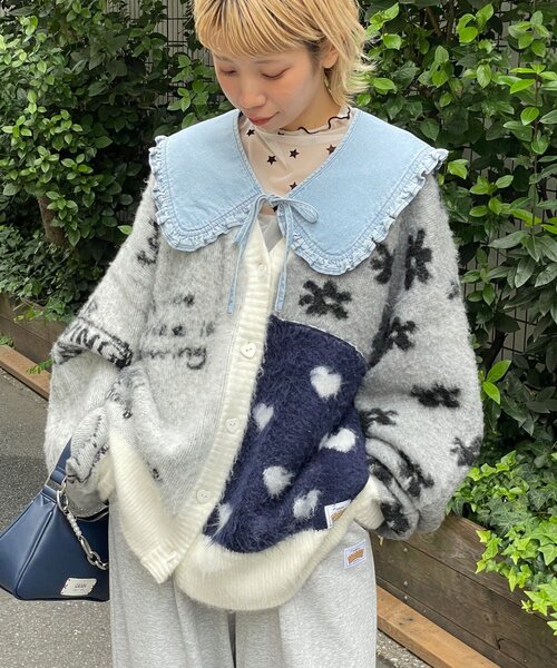 HELLO.SANFRANCISCO（ハローサンフランシスコ）の「【HELLO.SANFRANCISCO/ハローサンフランシスコ】ジャガードドッキングハート釦カーデ（カーディガン/ボレロ・レディース・パープル/ピンク/オフホワイト・ONE SIZE）」の4枚目の写真