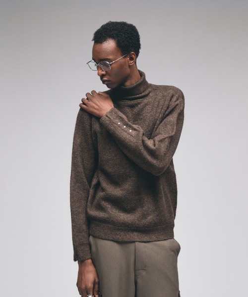Adoon plain(アドーンプレーン)の「Studded Design Turtleneck Knit / タートルネックスタッズデザインニット(ニット/セーター・メンズ・チャコールグレー/ブラウン/ボルドー・LARGE/MEDIUM)」の1枚目の写真