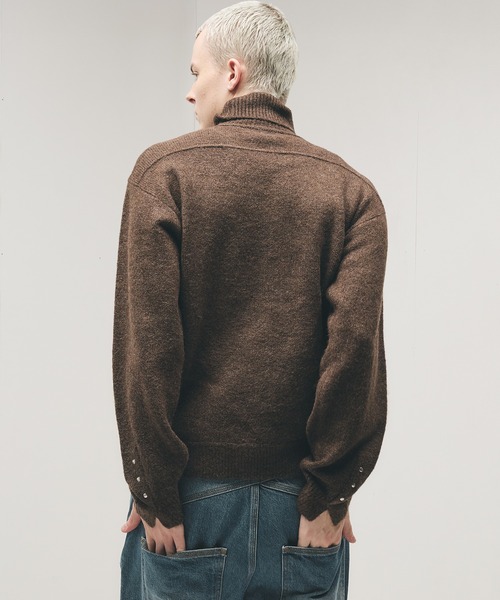 Adoon plain(アドーンプレーン)の「Studded Design Turtleneck Knit / タートルネックスタッズデザインニット(ニット/セーター・メンズ・チャコールグレー/ブラウン/ボルドー・LARGE/MEDIUM)」の5枚目の写真