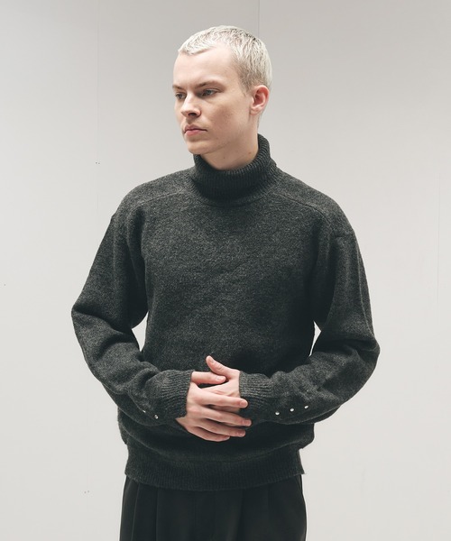 Adoon plain(アドーンプレーン)の「Studded Design Turtleneck Knit / タートルネックスタッズデザインニット(ニット/セーター・メンズ・チャコールグレー/ブラウン/ボルドー・LARGE/MEDIUM)」の7枚目の写真