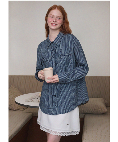 MICANE(ミケーネ)の「マイロストライプフリルシャツ(シャツ/ブラウス・レディース・ダークブルー・MEDIUM/LARGE/SMALL)」の2枚目の写真