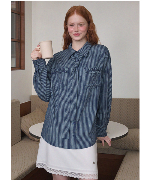 MICANE(ミケーネ)の「マイロストライプフリルシャツ(シャツ/ブラウス・レディース・ダークブルー・MEDIUM/LARGE/SMALL)」の4枚目の写真