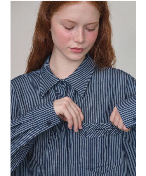 MICANE(ミケーネ)の「マイロストライプフリルシャツ(シャツ/ブラウス・レディース・ダークブルー・MEDIUM/LARGE/SMALL)」の5枚目の写真