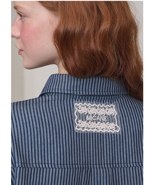 MICANE(ミケーネ)の「マイロストライプフリルシャツ(シャツ/ブラウス・レディース・ダークブルー・MEDIUM/LARGE/SMALL)」の6枚目の写真
