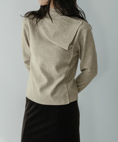 on:nue（オンニュ）の「【on:nue】[着用動画あり！/選べる4色展開] ハーフネックドレープ釦デザインニット（ニット/セーター・レディース・ベージュ/ブラウン/アイボリー/グレー・FREE）」の6枚目の写真