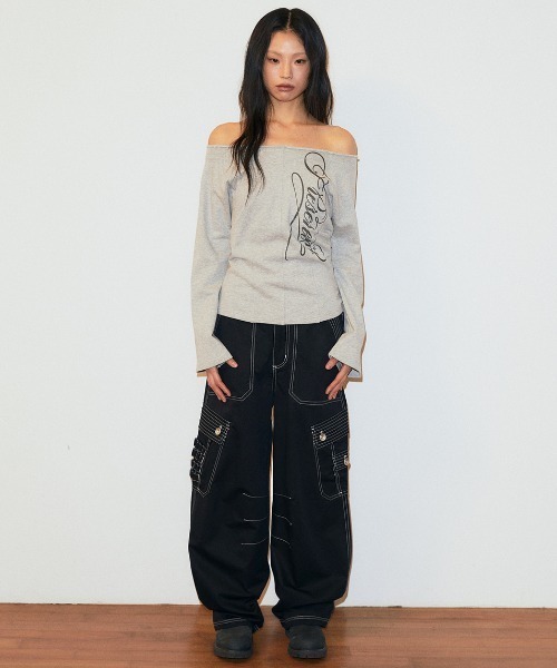 MAHAGRID(マハグリッド)の「『mahagrid/マハグリッド』 WASHED CUT OUT PRESENT OFF SHOULDER TEE/ ウォッシュ加工カットアウト プレゼントオフショルダーTシャツ(Tシャツ/カットソー・レディース・グレー・FREE)」の4枚目の写真