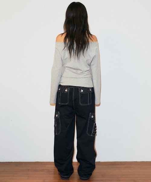 MAHAGRID(マハグリッド)の「『mahagrid/マハグリッド』 WASHED CUT OUT PRESENT OFF SHOULDER TEE/ ウォッシュ加工カットアウト プレゼントオフショルダーTシャツ(Tシャツ/カットソー・レディース・グレー・FREE)」の5枚目の写真