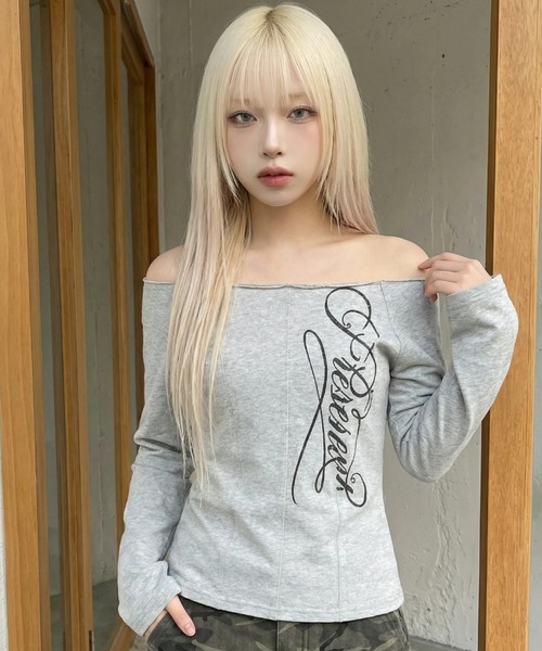 MAHAGRID(マハグリッド)の「『mahagrid/マハグリッド』 WASHED CUT OUT PRESENT OFF SHOULDER TEE/ ウォッシュ加工カットアウト プレゼントオフショルダーTシャツ(Tシャツ/カットソー・レディース・グレー・FREE)」の2枚目の写真
