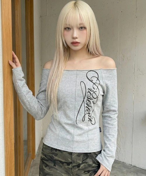 MAHAGRID(マハグリッド)の「『mahagrid/マハグリッド』 WASHED CUT OUT PRESENT OFF SHOULDER TEE/ ウォッシュ加工カットアウト プレゼントオフショルダーTシャツ(Tシャツ/カットソー・レディース・グレー・FREE)」の3枚目の写真