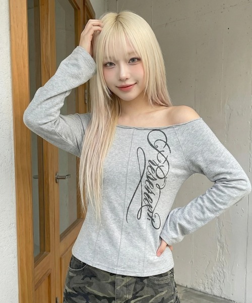 MAHAGRID(マハグリッド)の「『mahagrid/マハグリッド』 WASHED CUT OUT PRESENT OFF SHOULDER TEE/ ウォッシュ加工カットアウト プレゼントオフショルダーTシャツ(Tシャツ/カットソー・レディース・グレー・FREE)」の7枚目の写真