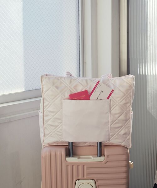 Maison de FLEUR（メゾンドフルール）の「ギャザーハンドルキルティングキャリーオンバッグ（トートバッグ・レディース・ライトピンク/ブラック・FREE）」の12枚目の写真