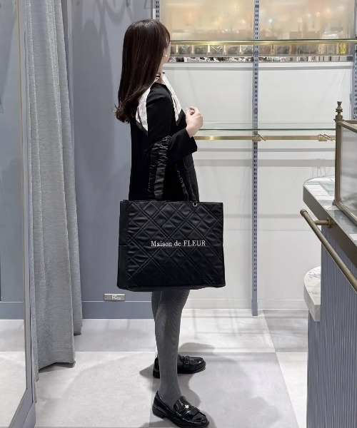 Maison de FLEUR（メゾンドフルール）の「ギャザーハンドルキルティングキャリーオンバッグ（トートバッグ・レディース・ライトピンク/ブラック/アイボリー・FREE）」の5枚目の写真