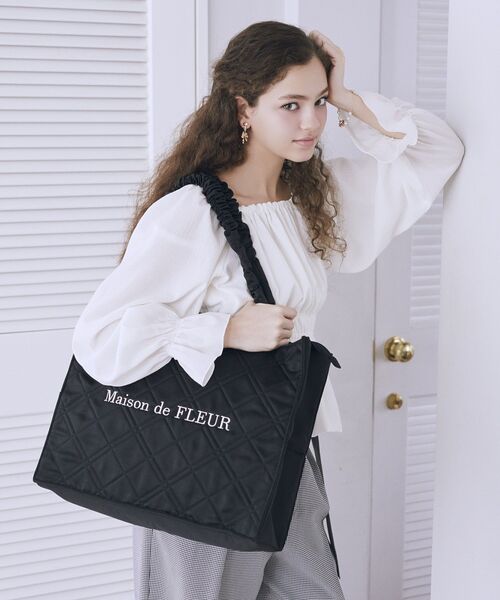 Maison de FLEUR（メゾンドフルール）の「ギャザーハンドルキルティングキャリーオンバッグ（トートバッグ・レディース・ライトピンク/ブラック/アイボリー・FREE）」の4枚目の写真