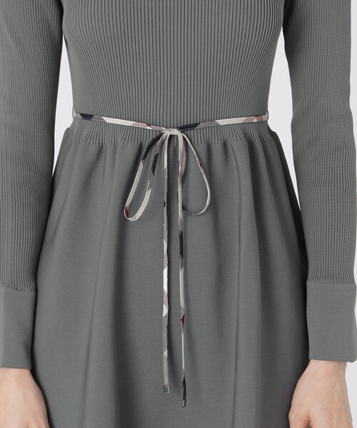 BLUE LABEL CRESTBRIDGE(ブルーレーベルクレストブリッジ)の「スポンディッシュポリエステルニットドレス(ワンピース・レディース・ブラック/レッド系その他/グレー系その他・38)」の6枚目の写真