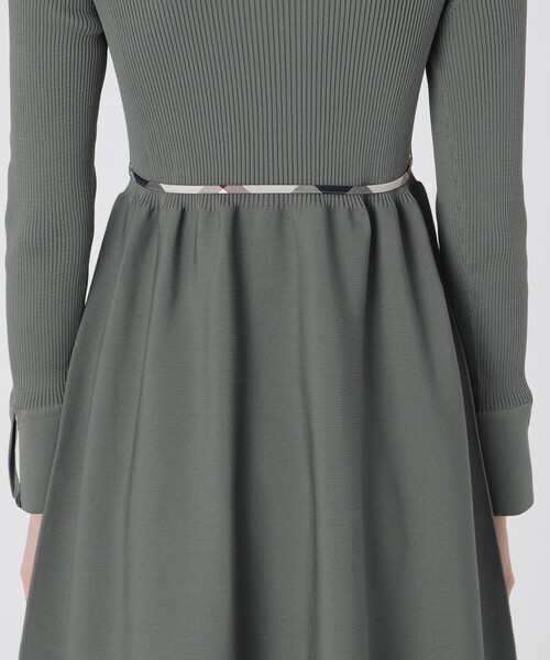 BLUE LABEL CRESTBRIDGE(ブルーレーベルクレストブリッジ)の「スポンディッシュポリエステルニットドレス(ワンピース・レディース・ブラック/レッド系その他/グレー系その他・38)」の7枚目の写真