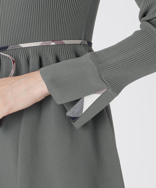BLUE LABEL CRESTBRIDGE(ブルーレーベルクレストブリッジ)の「スポンディッシュポリエステルニットドレス(ワンピース・レディース・ブラック/レッド系その他/グレー系その他・38)」の8枚目の写真