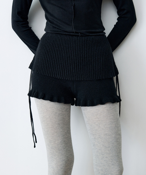 ROLAROLA（ロラロラ）の「SHIRRING KNIT SHORT PANTS BLACK（その他パンツ・レディース・ブラック・S/M）」の2枚目の写真