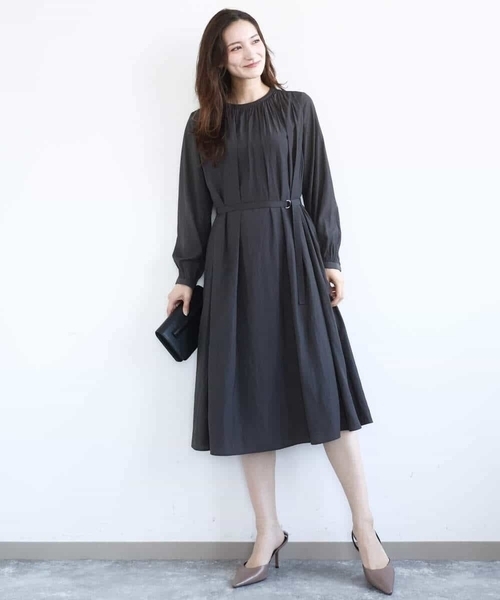 MK MICHEL KLEIN(エムケーミッシェルクラン)の「サテンギャザーワンピース/洗える(ワンピース・レディース・ダークグレー/パープル・38)」の12枚目の写真