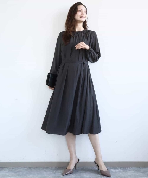 MK MICHEL KLEIN(エムケーミッシェルクラン)の「サテンギャザーワンピース/洗える(ワンピース・レディース・ダークグレー/パープル・38)」の13枚目の写真