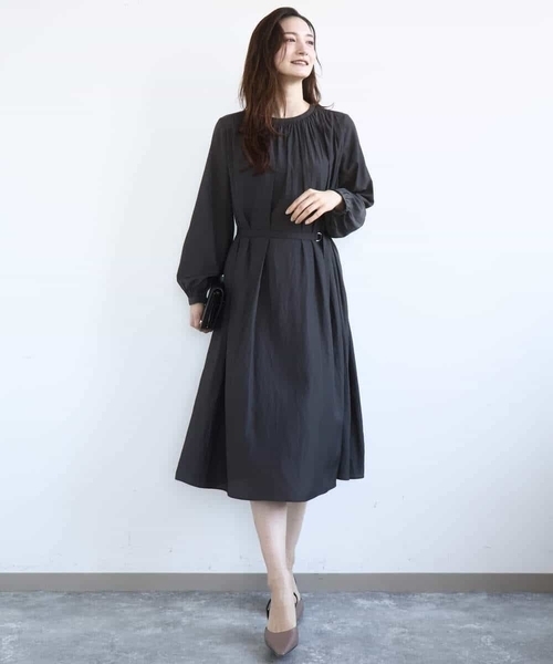 MK MICHEL KLEIN(エムケーミッシェルクラン)の「サテンギャザーワンピース/洗える(ワンピース・レディース・ダークグレー/パープル・38)」の14枚目の写真