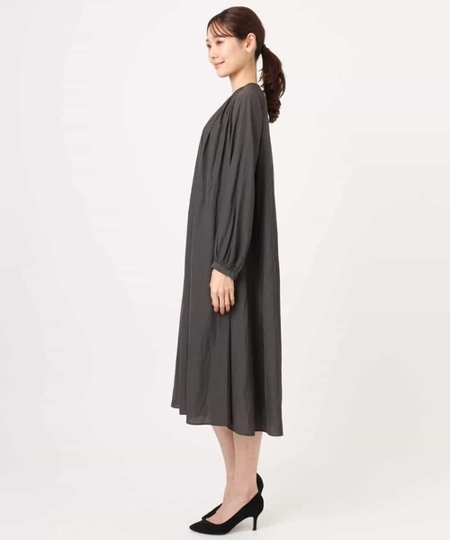MK MICHEL KLEIN(エムケーミッシェルクラン)の「サテンギャザーワンピース/洗える(ワンピース・レディース・ダークグレー/パープル・38)」の21枚目の写真