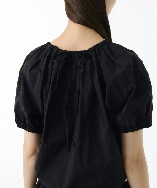 MUSINSA STANDARD WOMAN（ムシンサスタンダードウーマン）の「ウィメンズ ナイロンボリューム 半袖ブラウス [ブラック]（シャツ/ブラウス・レディース・その他・SMALL/MEDIUM/LARGE/X-SMALL）」の4枚目の写真