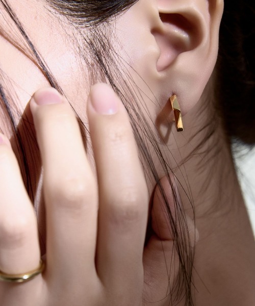 Lyvi（ライビィ）の「Sharp Frame Hoop Pierce / 金属アレルギー対応（ピアス（両耳用）・レディース・シルバー/ゴールド・FREE）」の3枚目の写真