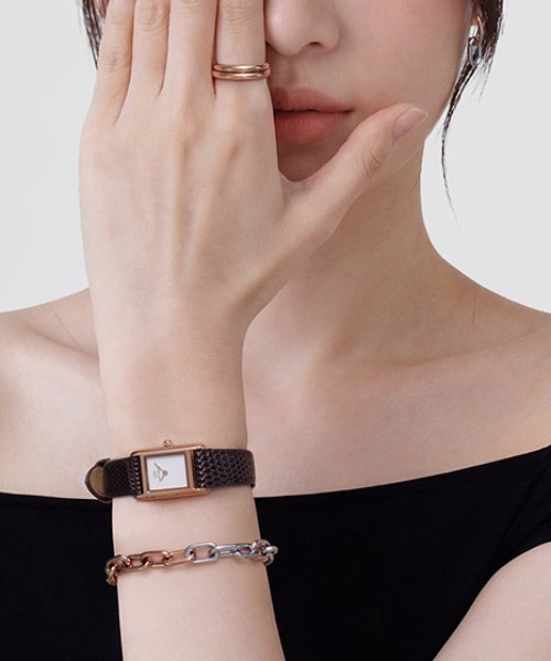 Daniel Wellington(ダニエルウェリントン)の「Bound Mini 本革 17x25,9MM レディース腕時計(アナログ腕時計・レディース・グリーン/ダークブラウン系/グリーン系その他/グリーン系その他2/ダークブラウン系1/ブラック/ブラック×シルバー/ライトブラウン・ONESIZE/ONE SIZE)」の6枚目の写真