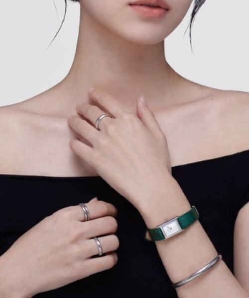 Daniel Wellington(ダニエルウェリントン)の「Bound Mini 本革 17x25,9MM レディース腕時計(アナログ腕時計・レディース・グリーン/ダークブラウン系/グリーン系その他/グリーン系その他2/ダークブラウン系1/ブラック/ブラック×シルバー/ライトブラウン・ONESIZE/ONE SIZE)」の8枚目の写真