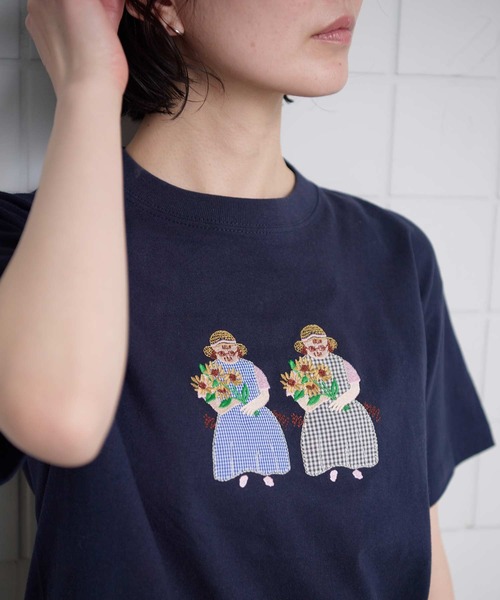 l'atelier du savon(アトリエドサボン)の「ひまわりおばあちゃん アップリケ刺繍Tシャツ(Tシャツ/カットソー・レディース・ネイビー/ホワイト・FREE)」の2枚目の写真