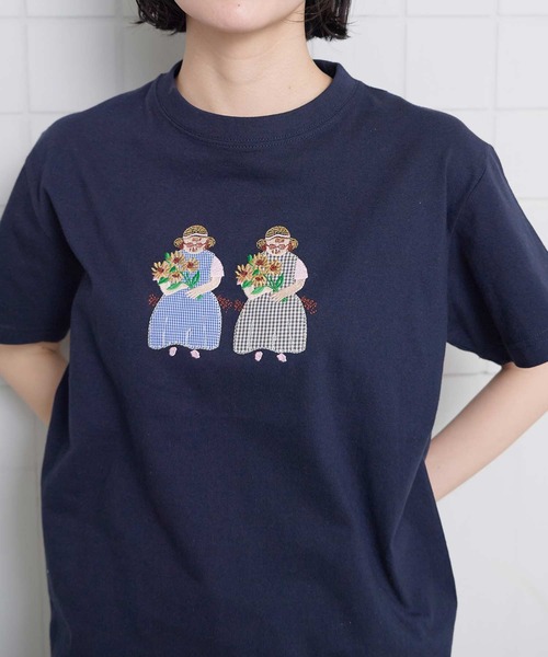 l'atelier du savon(アトリエドサボン)の「ひまわりおばあちゃん アップリケ刺繍Tシャツ(Tシャツ/カットソー・レディース・ネイビー/ホワイト・FREE)」の3枚目の写真