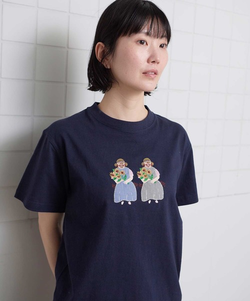 l'atelier du savon(アトリエドサボン)の「ひまわりおばあちゃん アップリケ刺繍Tシャツ(Tシャツ/カットソー・レディース・ネイビー/ホワイト・FREE)」の4枚目の写真