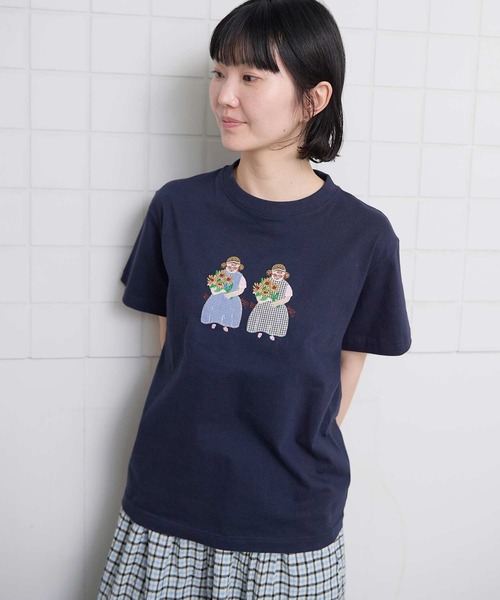 l'atelier du savon(アトリエドサボン)の「ひまわりおばあちゃん アップリケ刺繍Tシャツ(Tシャツ/カットソー・レディース・ネイビー/ホワイト・FREE)」の6枚目の写真
