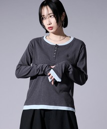 レイヤードフウヘンリーネックロゴ刺繍プルオーバー/フィンガーホール付き
