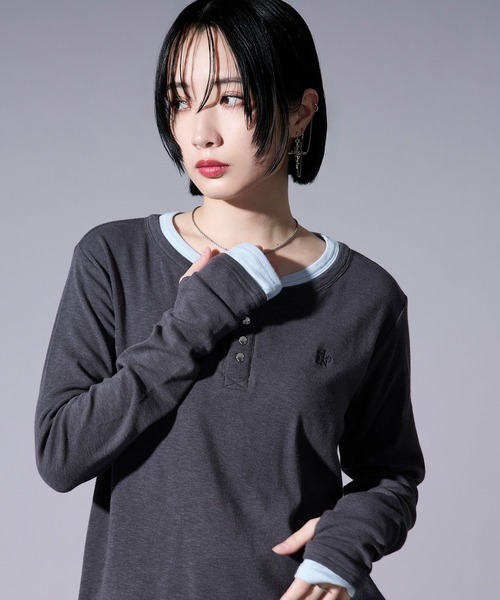 Ellno Loset(エルノロゼット)の「レイヤードフウヘンリーネックロゴ刺繍プルオーバー/フィンガーホール付き(Tシャツ/カットソー・メンズ・チャコールグレー/ブラック・MEDIUM/SMALL/LARGE)」の14枚目の写真
