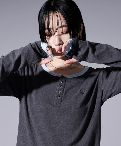 Ellno Loset(エルノロゼット)の「レイヤードフウヘンリーネックロゴ刺繍プルオーバー/フィンガーホール付き(Tシャツ/カットソー・メンズ・チャコールグレー/ブラック・MEDIUM/SMALL/LARGE)」の15枚目の写真