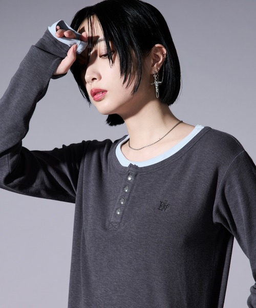 Ellno Loset(エルノロゼット)の「レイヤードフウヘンリーネックロゴ刺繍プルオーバー/フィンガーホール付き(Tシャツ/カットソー・メンズ・チャコールグレー/ブラック・MEDIUM/SMALL/LARGE)」の16枚目の写真